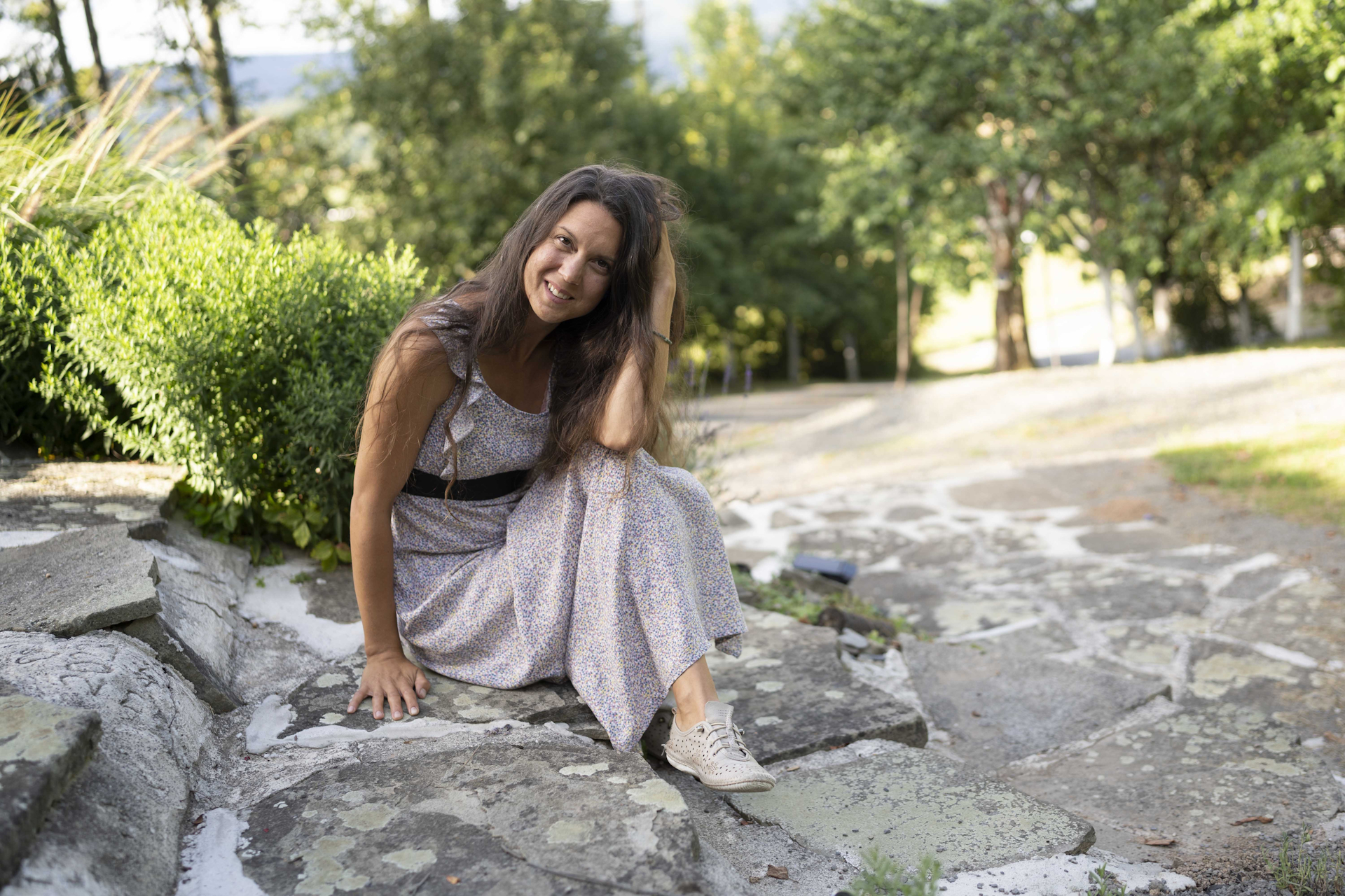Speciální pedagogika, muzikoterapie, frekvenční naturopatie i vlastní zkušenost mateřství – každá z těchto cest mě dovedla o kousek dál k tomu, jak dnes pracuji s dětmi i dospělými.